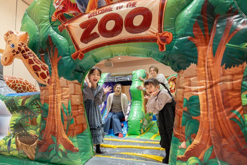 大型エアー遊具完備の遊び場